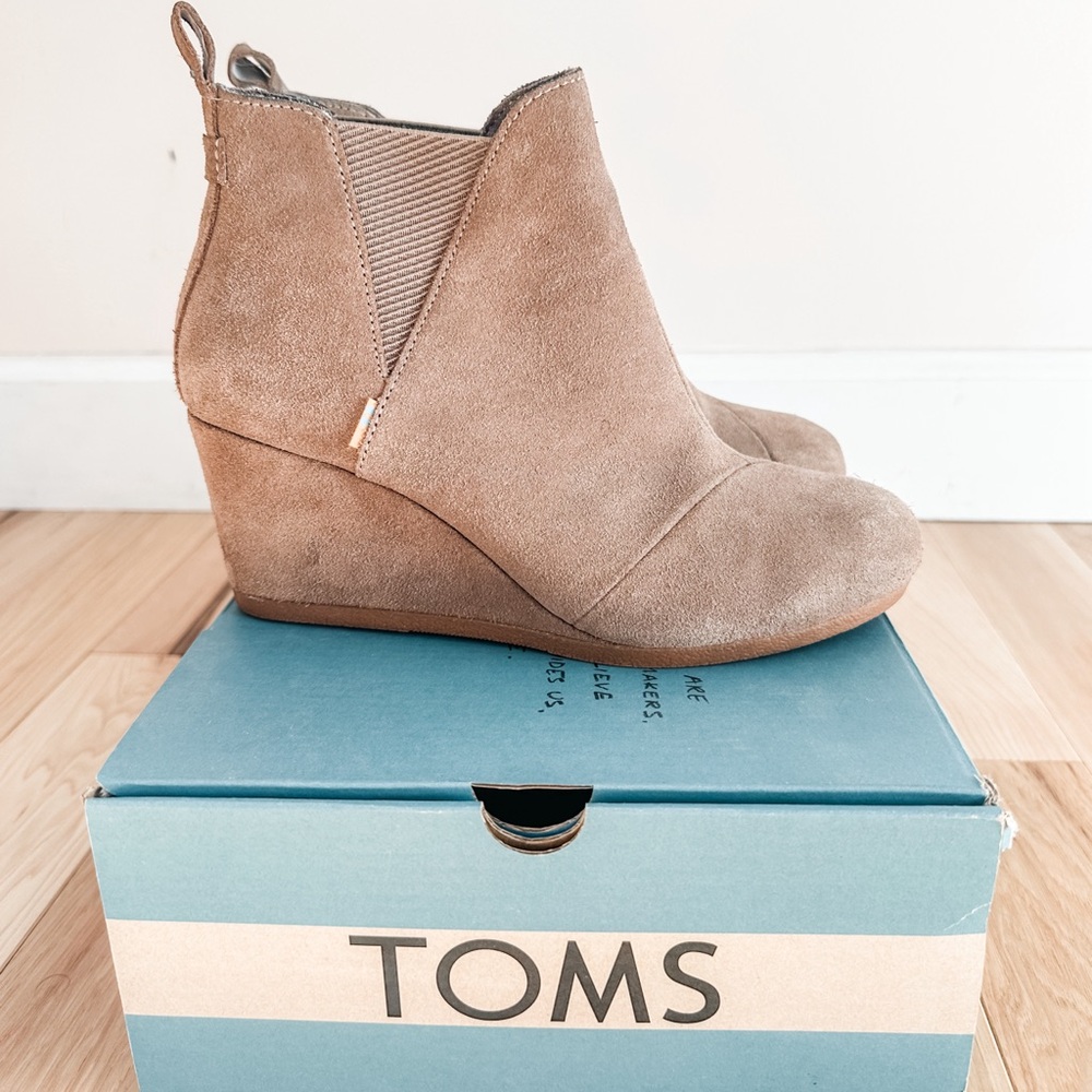 Toms Kelsey Taupe Grey Suede Wedge Bootie